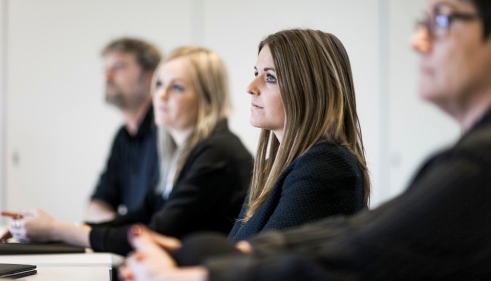 Dame som følger med på seminar hos AS3 Transition