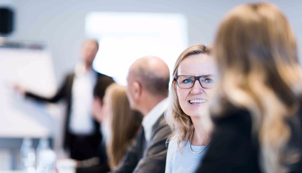 Personer som deltar på et lederseminar