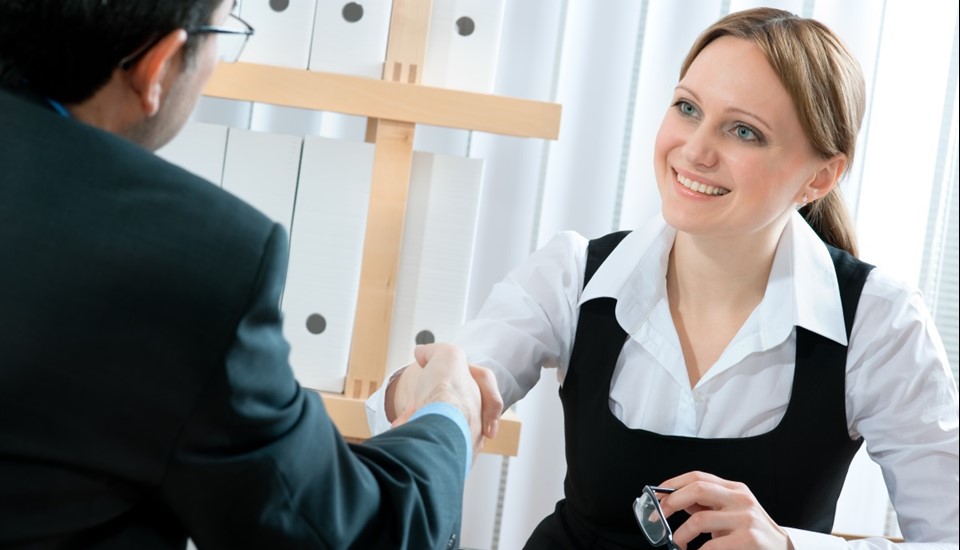 Mann og dame i coaching samtale etter omstilling og endring i virksomheten