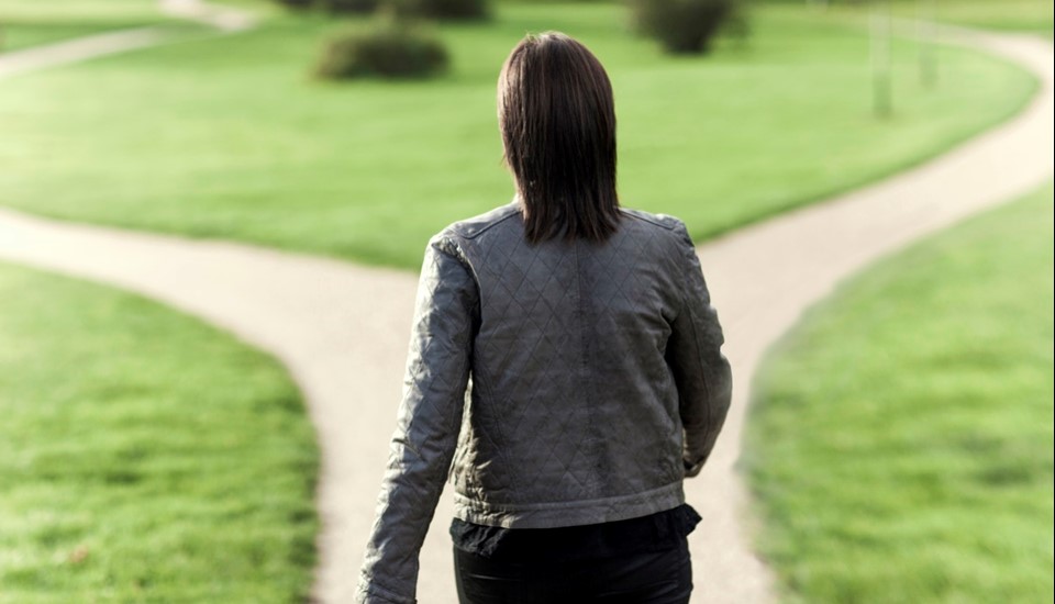Medarbeider som sliter med stress og går tur i parken for å lufte seg